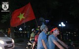 Cổ động viên Hà Nội kéo nhau lên Hồ Gươm mừng chiến thắng